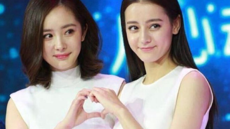 微博之夜幂紫同框咬耳朵，两代顶流花旦台下私交曝光引热议
